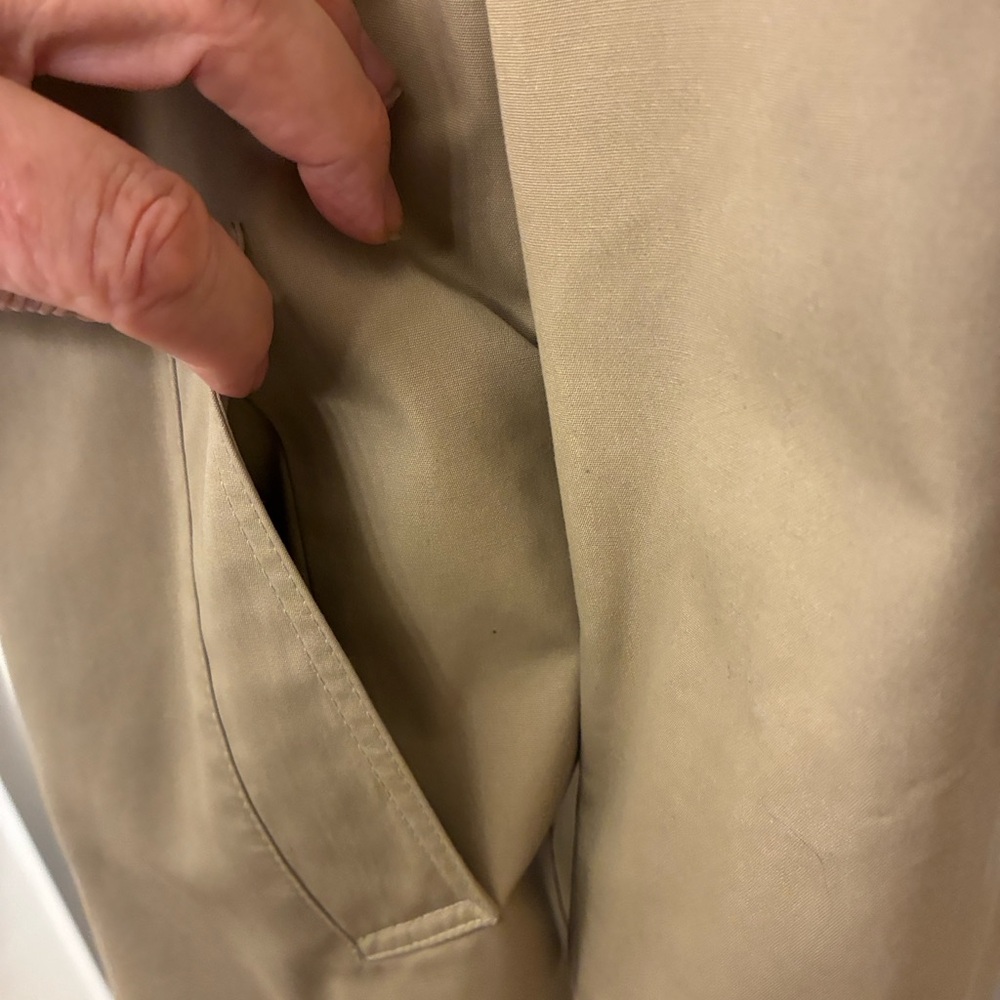 Classic Tan Trench Coat. No smoking. A very warm coat. No flaws - Picture 9 of 11